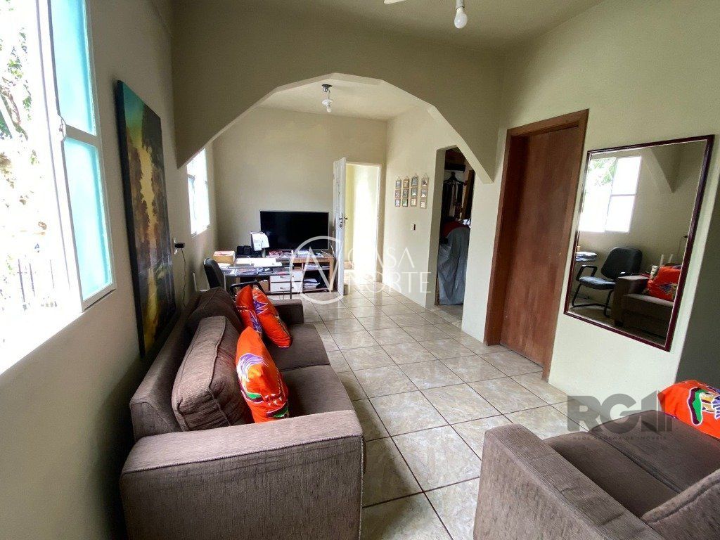 Casa à venda com 2 quartos, 10952m², 2 vagas, Rua Figueira Centenaria no bairro Vila Nova em Porto Alegre