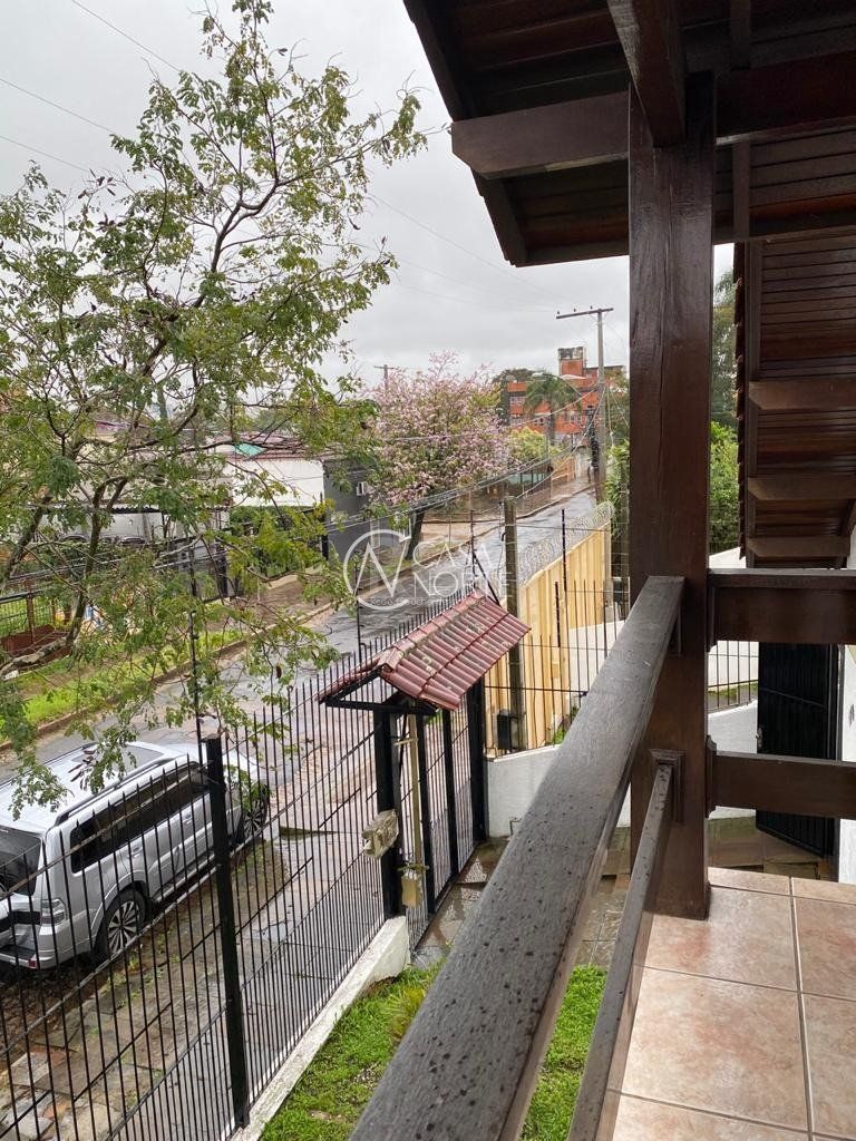 Casa à venda com 6 quartos, 330m², 3 vagas, Rua Gaurama no bairro Cavalhada em Porto Alegre