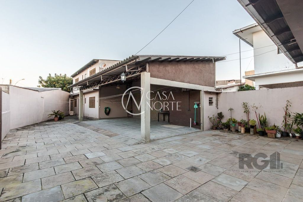 Casa à venda com 4 quartos, 200m², 4 vagas, Rua João Wilson de Almeida no bairro Santa Rosa de Lima em Porto Alegre
