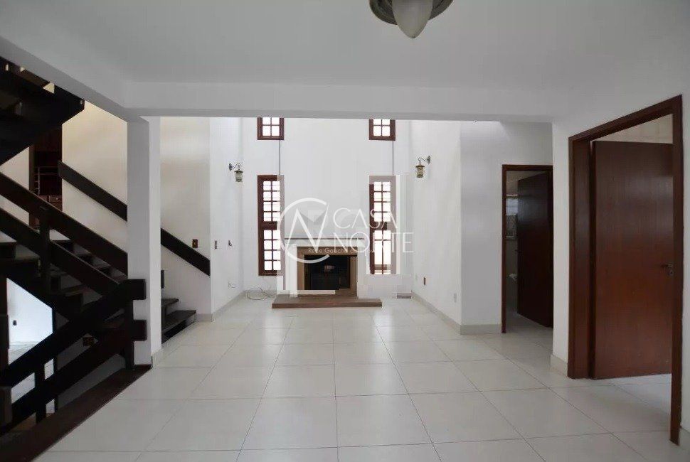 Casa à venda com 4 quartos, 267m², 1 suíte, 2 vagas, Rua Doutor Pereira Neto no bairro Tristeza em Porto Alegre