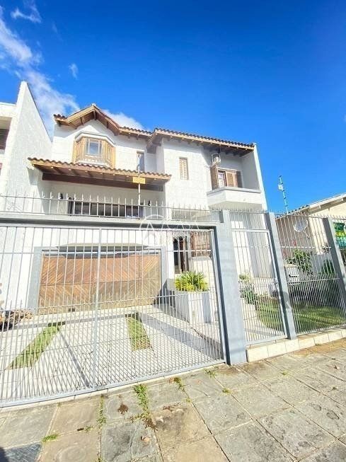 Casa à venda com 4 quartos, 300m², 2 suítes, 4 vagas, Rua Serafim Alencastro no bairro Sarandi em Porto Alegre