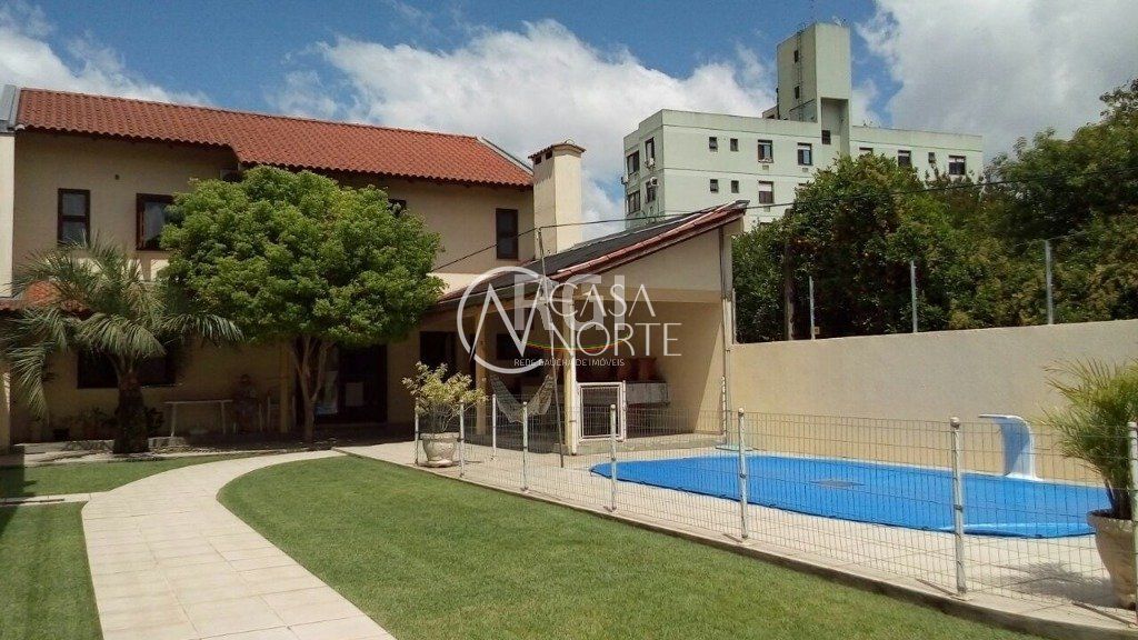 Casa à venda com 4 quartos, 300m², 2 suítes, 4 vagas, Rua Oscar Schneider no bairro Medianeira em Porto Alegre