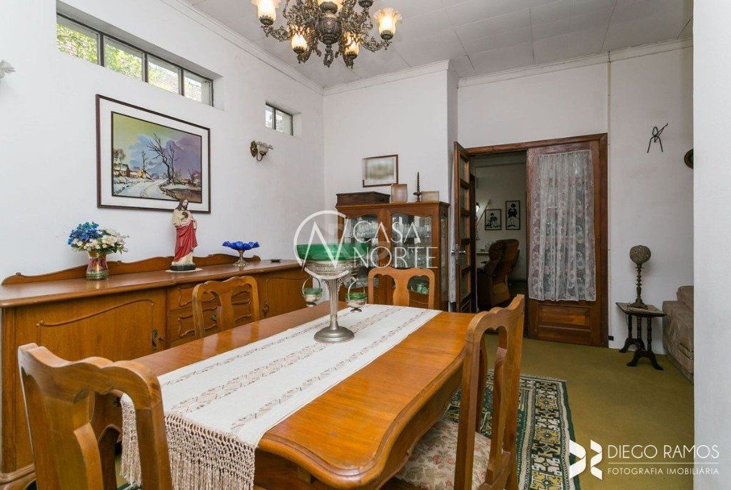 Casa à venda com 3 quartos, 198m², 1 suíte, 4 vagas, Rua Saica no bairro Petrópolis em Porto Alegre
