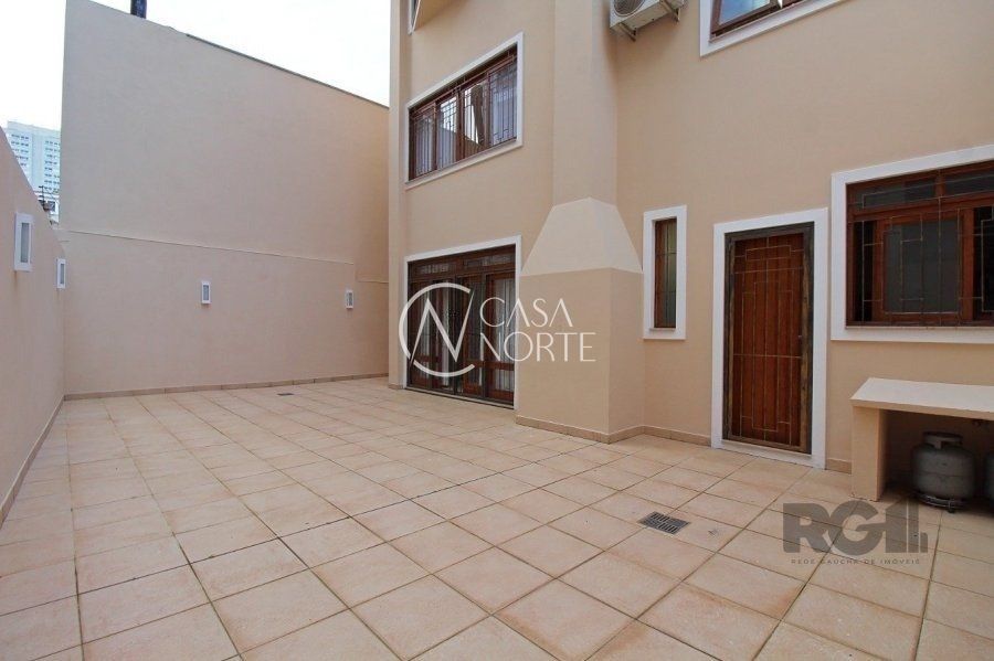 Casa à venda com 3 quartos, 465m², 5 vagas, Rua Professor Juvenal Miler no bairro Rio Branco em Porto Alegre