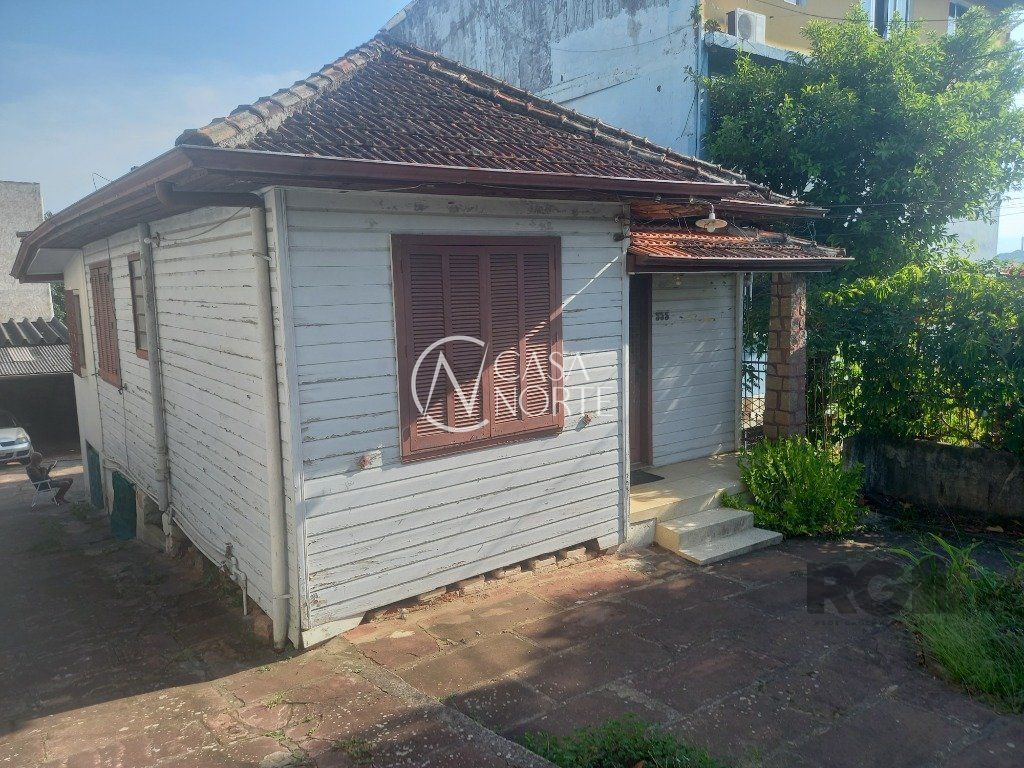 Casa à venda com 3 quartos, 326m², 6 vagas, Rua Oscar Schneider no bairro Medianeira em Porto Alegre