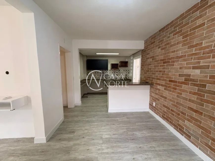 Casa à venda com 3 quartos, 170m², 1 suíte, 4 vagas, Rua Cunha Neto no bairro Nonoai em Porto Alegre