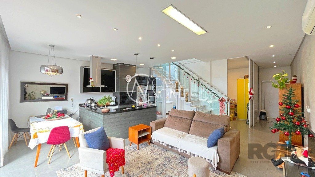 Casa à venda com 3 quartos, 197m², 1 suíte, 2 vagas, Rua Adriano Pereira da Silva no bairro Vila Nova em Porto Alegre