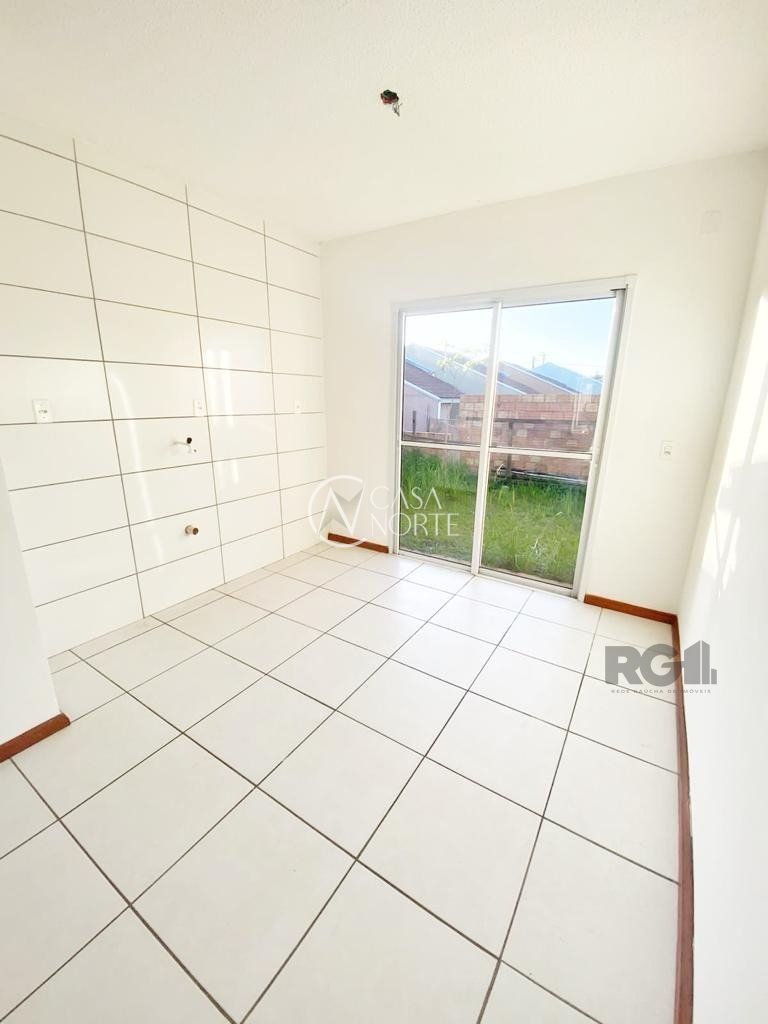 Casa à venda com 2 quartos, 41m², 2 vagas, Rua Fernando Veronezi no bairro Restinga em Porto Alegre