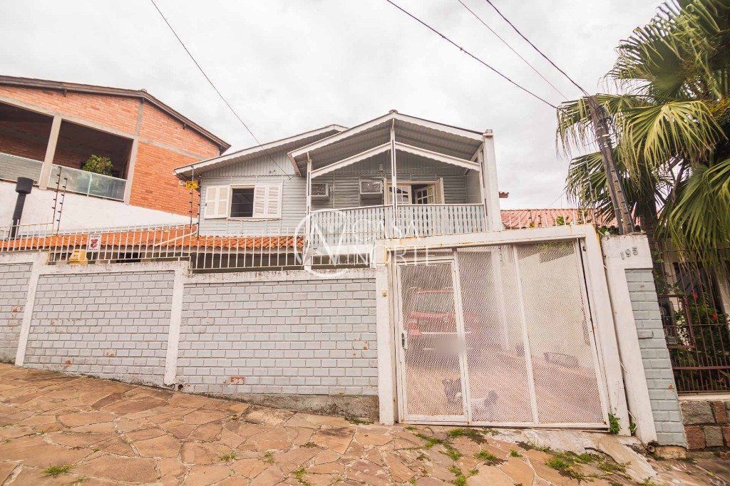 Casa à venda com 3 quartos, 116m², 1 suíte, 2 vagas, Rua Doutor Ernesto Miranda no bairro Jardim São Pedro em Porto Alegre
