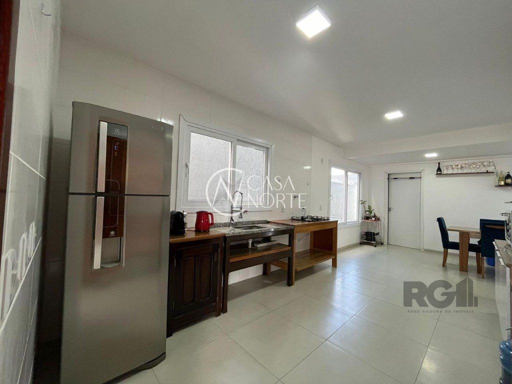 Sobrado à venda com 3 quartos, 225m², 3 suítes, 3 vagas, Ivo Walter Kern no bairro Hípica em Porto Alegre