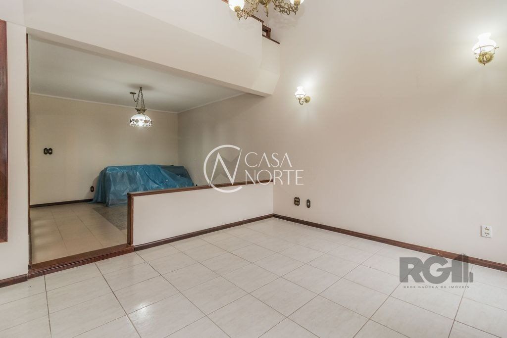 Casa à venda com 5 quartos, 287m², 1 suíte, 4 vagas, Rua Elias Bothome no bairro Jardim Itu em Porto Alegre