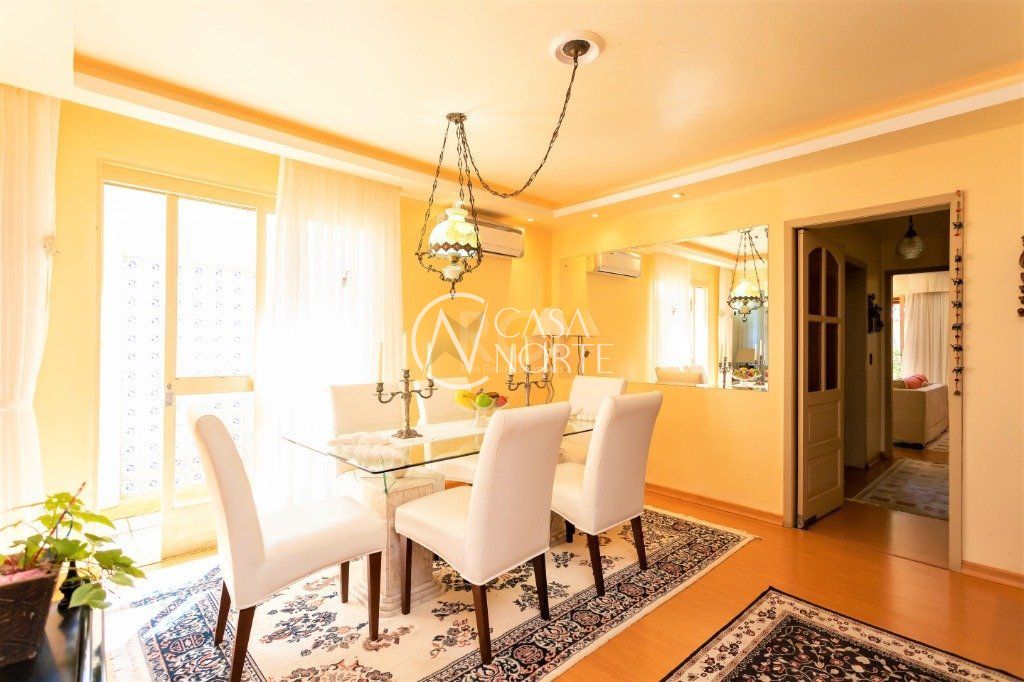 Casa à venda com 4 quartos, 228m², 1 suíte, 5 vagas, Avenida Cinco de Novembro no bairro Teresópolis em Porto Alegre