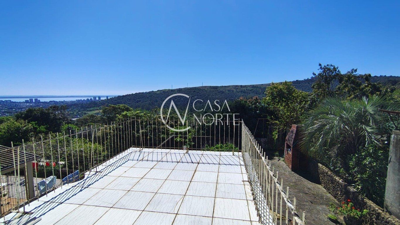 Casa à venda com 3 quartos, 277m², 1 suíte, 3 vagas, Rua Amapá no bairro Vila Nova em Porto Alegre