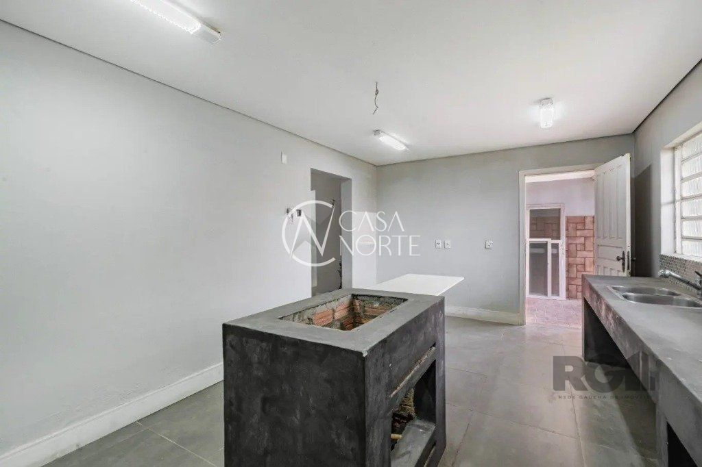 Casa à venda com 3 quartos, 286m², 2 vagas, Avenida Manoel Elias no bairro Jardim Leopoldina em Porto Alegre