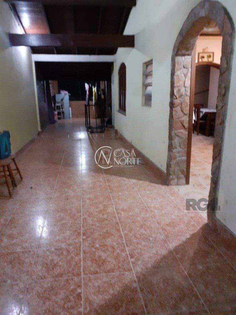 Casa à venda com 3 quartos, 205m², 1 suíte, 5 vagas, Avenida Teresina no bairro Medianeira em Porto Alegre