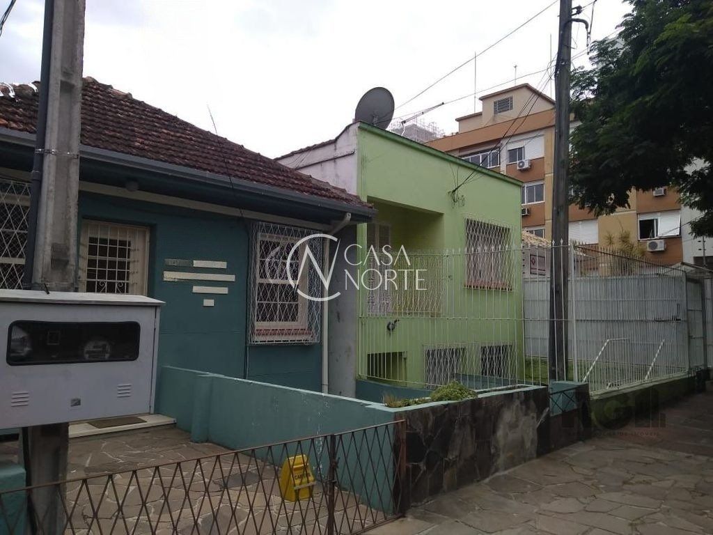 Casa à venda com 4 quartos, 124m², 1 vaga, Avenida Cacapava no bairro Petrópolis em Porto Alegre