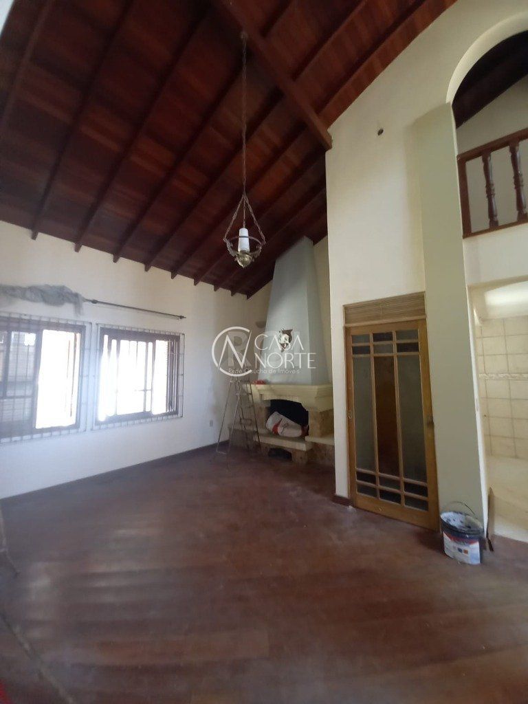 Casa à venda com 3 quartos, 296m², 1 suíte, 2 vagas, Rua Cangussu no bairro Nonoai em Porto Alegre