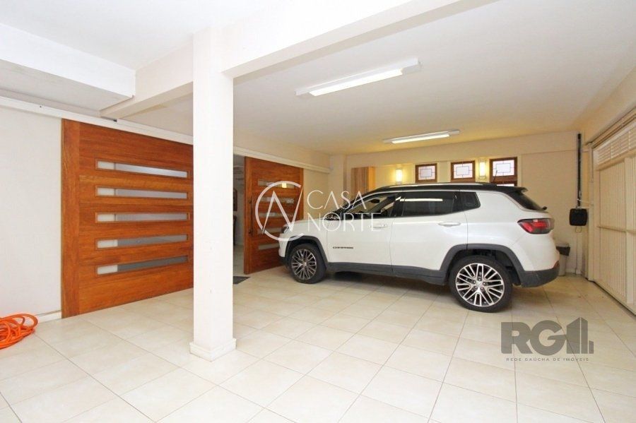 Casa à venda com 3 quartos, 465m², 5 vagas, Rua Professor Juvenal Miler no bairro Rio Branco em Porto Alegre