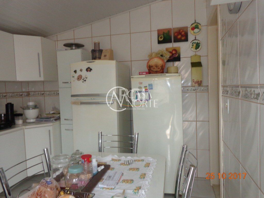 Casa à venda com 2 quartos, 102m², 1 suíte, 1 vaga, Rua Cachoeira no bairro Nonoai em Porto Alegre