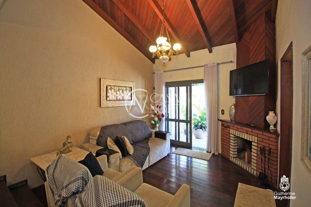 Casa à venda com 3 quartos, 225m², 1 suíte, 4 vagas, Rua João Mora no bairro Camaquã em Porto Alegre