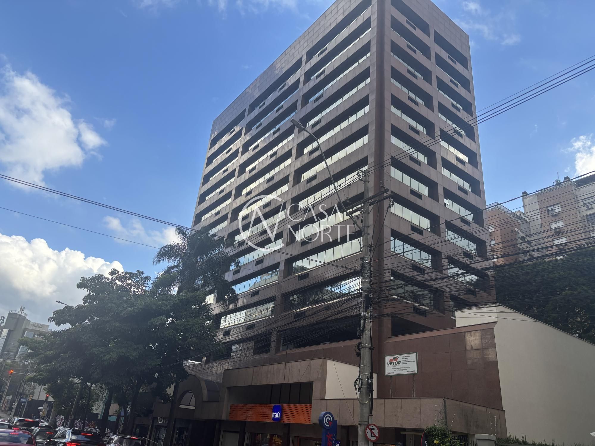 Sala Comercial à venda com 7 quartos, 308m², 4 vagas, Avenida Carlos Gomes no bairro Auxiliadora em Porto Alegre