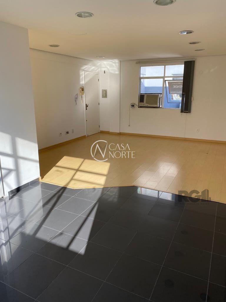 Sala Comercial à venda , 44m², Avenida Cristóvão Colombo no bairro Floresta em Porto Alegre