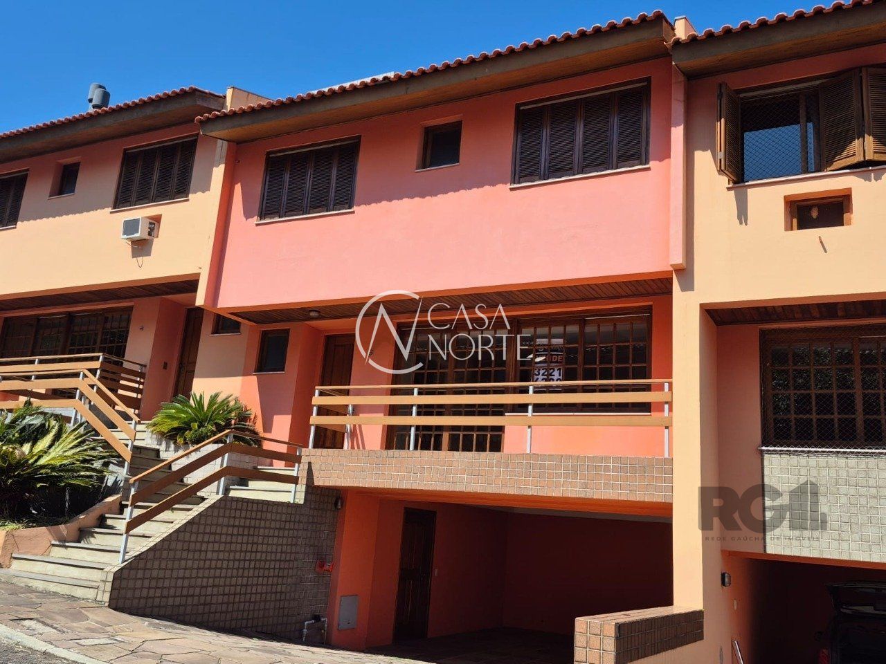 Casa de Condomínio à venda com 3 quartos, 285m², 3 suítes, 3 vagas, Rua Dona Ondina no bairro Menino Deus em Porto Alegre