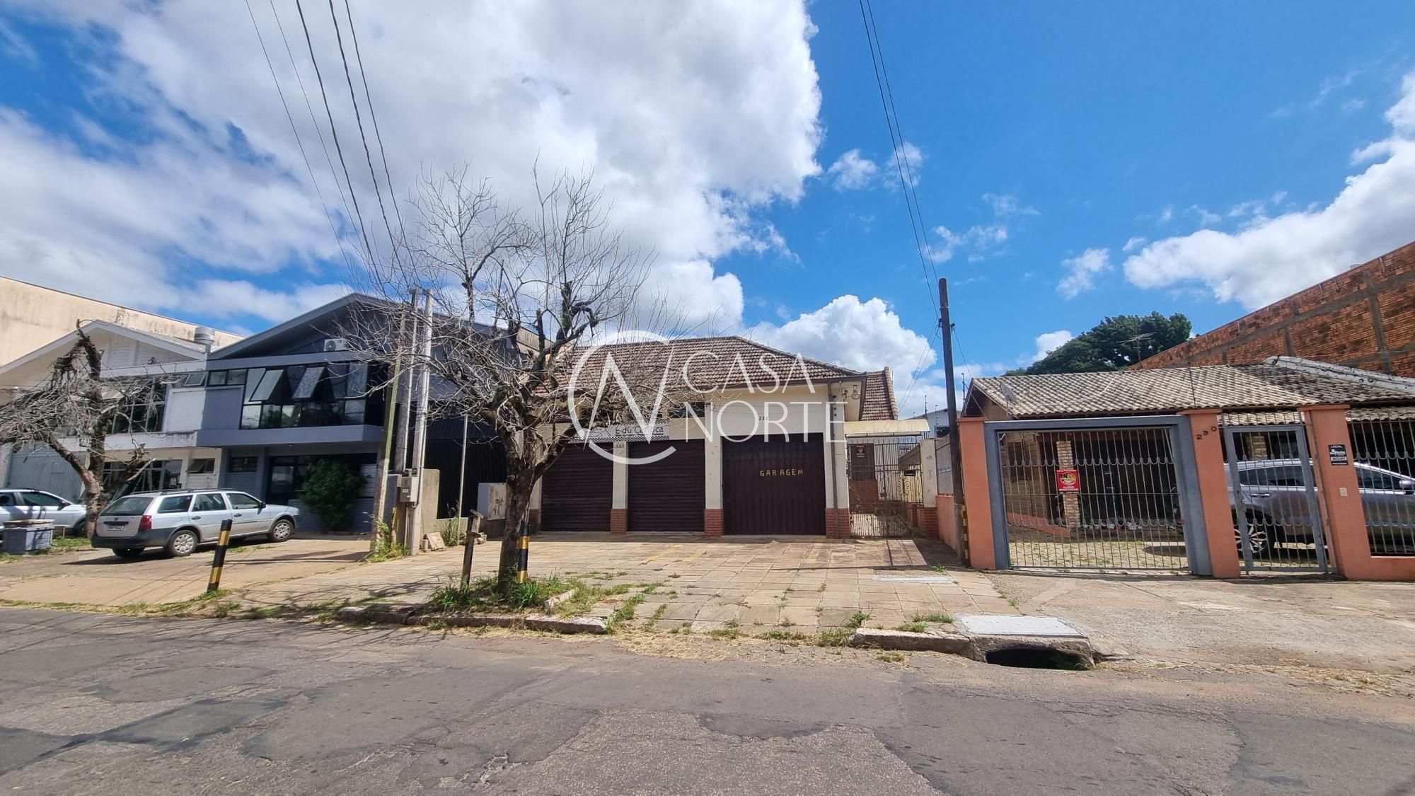 Casa à venda com 3 quartos, 280m², 1 vaga, Rua Ângelo Dourado no bairro Anchieta em Porto Alegre