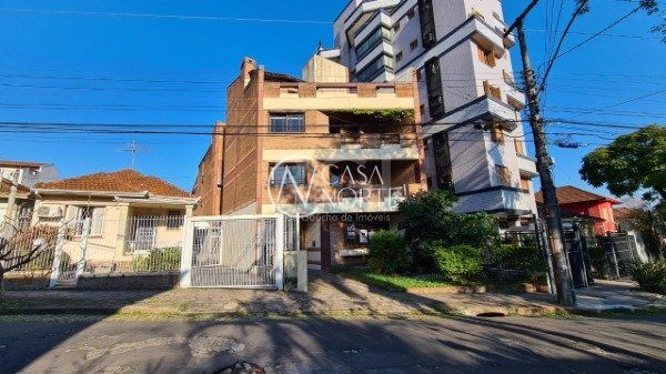 Geminado à venda com 1 quarto, 664m², 3 suítes, 6 vagas, Rua Zamenhoff no bairro São João em Porto Alegre