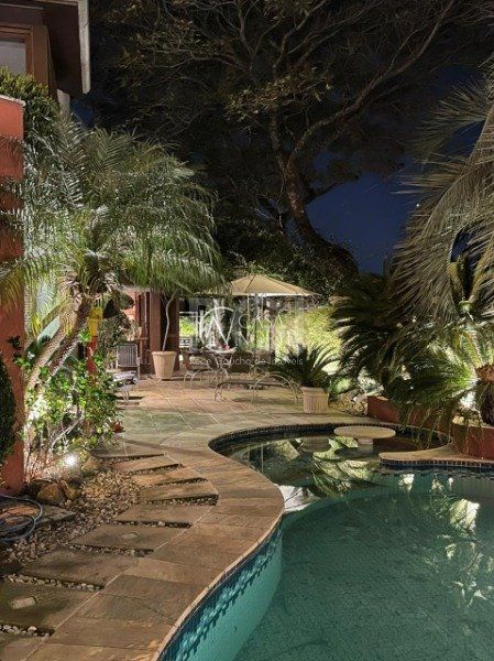 Casa de Condomínio à venda com 4 quartos, 741m², 4 suítes, 2 vagas, Rua Gustavo Schmidt no bairro Três Figueiras em Porto Alegre