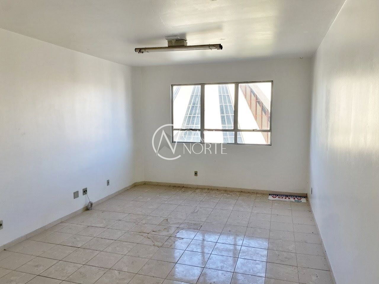 Sala Comercial à venda com 1 quarto, 28m², Rua Tupi no bairro Passo da Areia em Porto Alegre
