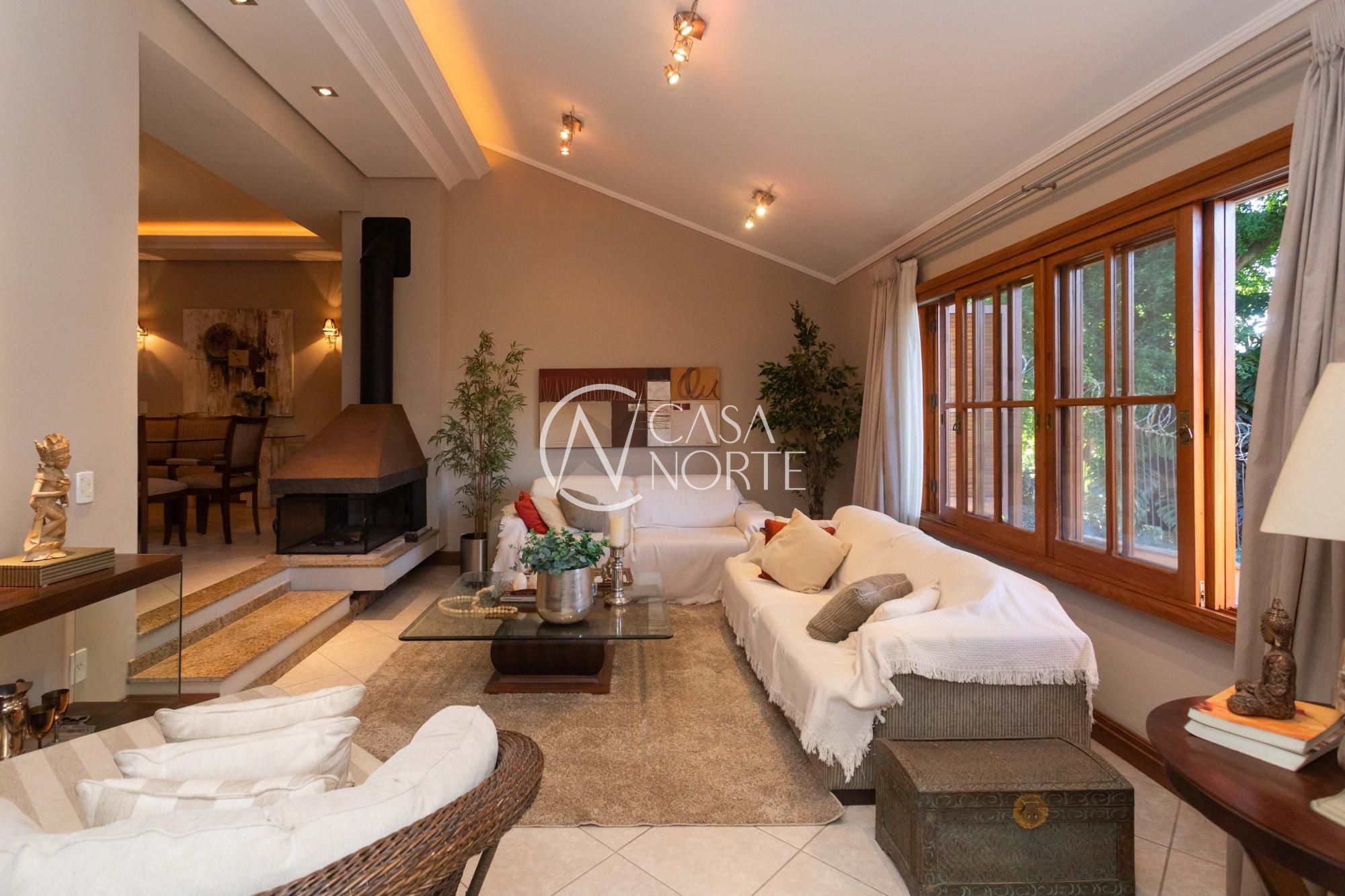 Casa à venda com 4 quartos, 316m², 1 suíte, 2 vagas, Rua Moema no bairro Chácara das Pedras em Porto Alegre