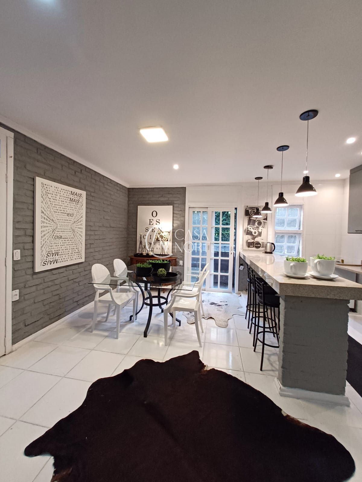 Casa à venda com 2 quartos, 150m², 2 vagas, Rua Liberdade no bairro Rio Branco em Porto Alegre