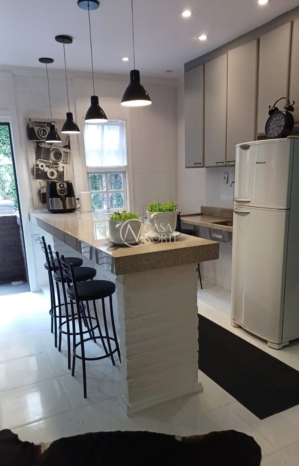 Casa à venda com 2 quartos, 150m², 2 vagas, Rua Liberdade no bairro Rio Branco em Porto Alegre