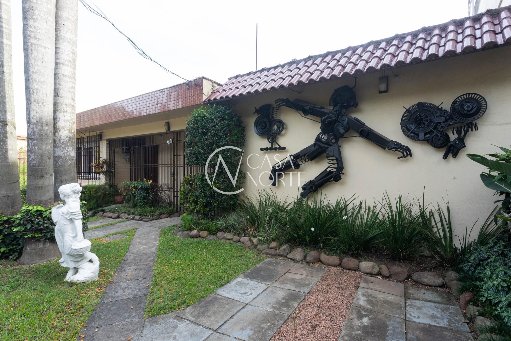 Casa à venda com 5 quartos, 470m², 1 suíte, 4 vagas, Rua Estácio de Sá no bairro Chácara das Pedras em Porto Alegre