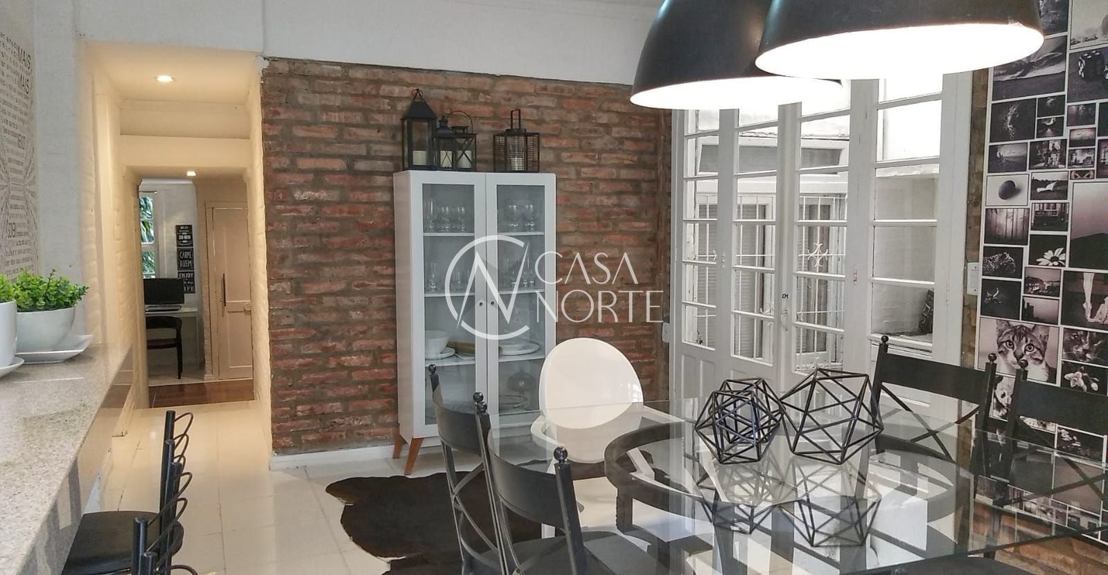 Casa à venda com 2 quartos, 150m², 2 vagas, Rua Liberdade no bairro Rio Branco em Porto Alegre