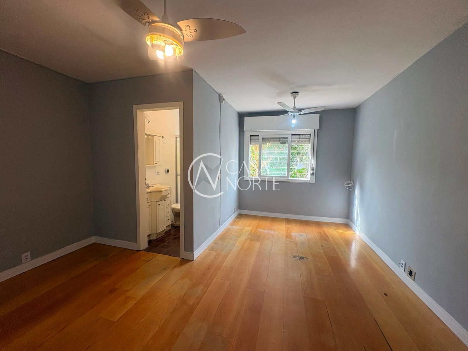 Apartamento à venda com 1 quarto, 35m², 1 vaga, Rua Domingos Crescêncio no bairro Santana em Porto Alegre