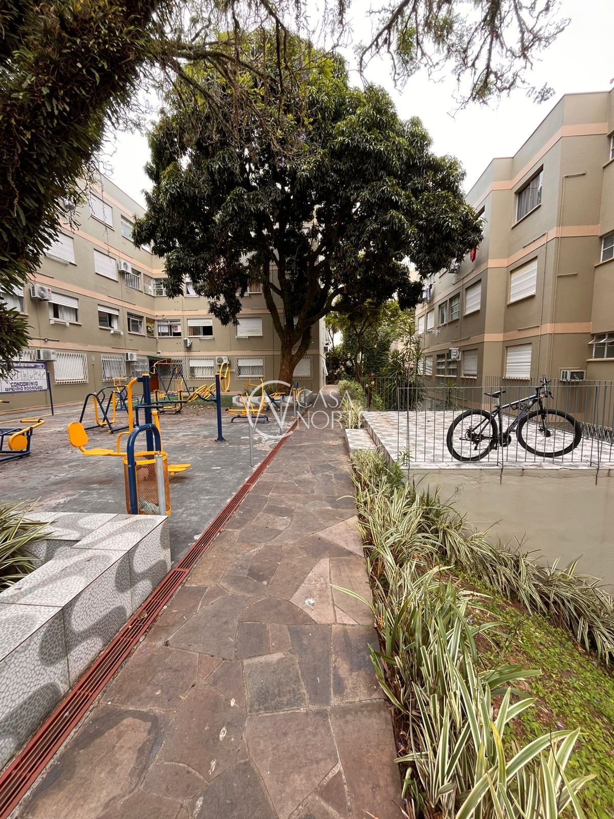 Apartamento à venda com 1 quarto, 33m², 1 vaga, Rua Carlos Pessoa de Brum no bairro Santo Antônio em Porto Alegre