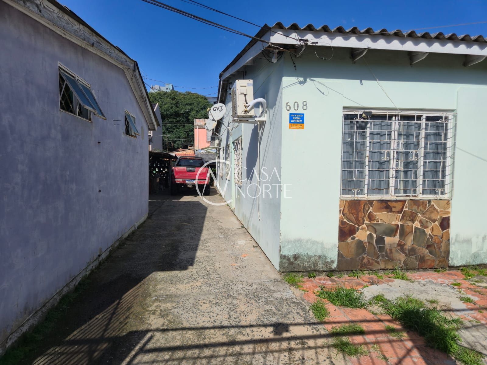 Casa à venda com 8 quartos, 337m², 4 vagas, Rua São Francisco de Assis no bairro Santo Antônio em Porto Alegre