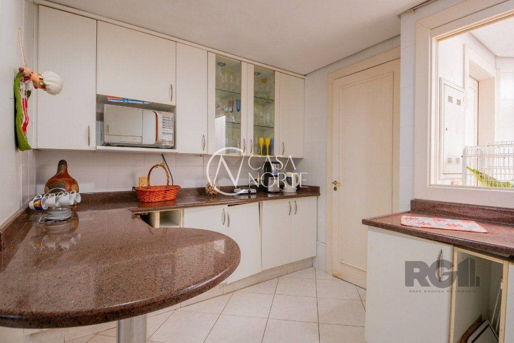 Casa à venda com 4 quartos, 350m², 4 suítes, 3 vagas, Rua Professor Ulisses Cabral no bairro Chácara das Pedras em Porto Alegre