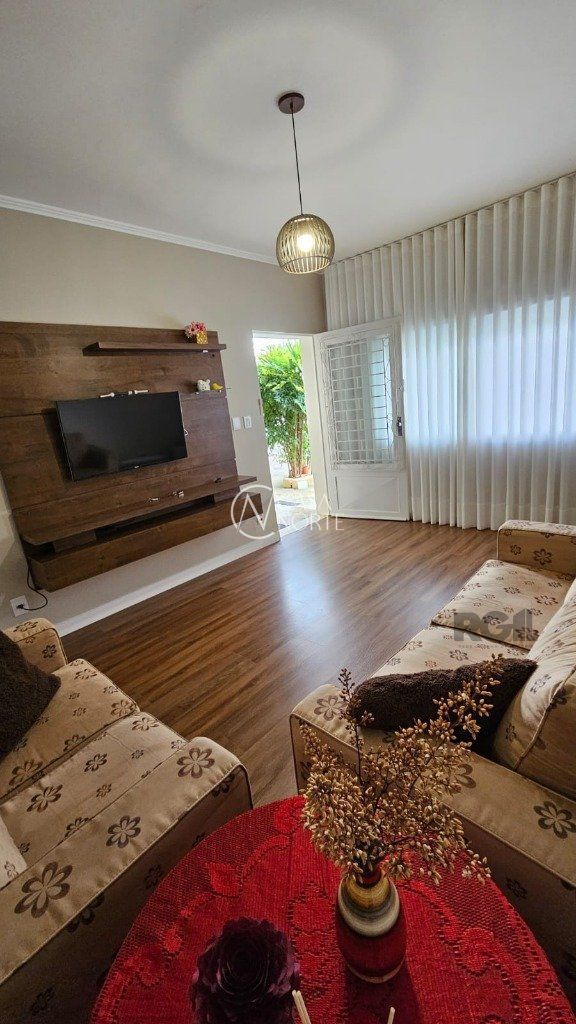 Casa à venda com 3 quartos, 155m², 2 vagas, Rua Coelho da Costa no bairro Nonoai em Porto Alegre