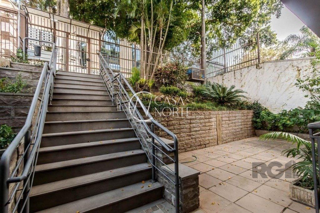 Cobertura à venda com 3 quartos, 137m², 1 vaga, Rua Roque Calage no bairro Passo da Areia em Porto Alegre