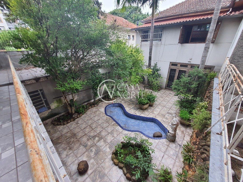 Casa à venda com 3 quartos, 300m², 3 suítes, 5 vagas, Rua Lobo da Costa no bairro Azenha em Porto Alegre