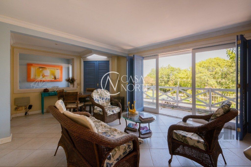 Casa à venda com 4 quartos, 350m², 4 suítes, 3 vagas, Rua Professor Ulisses Cabral no bairro Chácara das Pedras em Porto Alegre