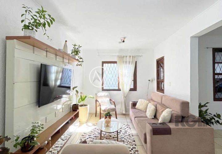 Casa à venda com 4 quartos, 200m², 4 suítes, 2 vagas, Rua Coronel Jaime da Costa Pereira no bairro Partenon em Porto Alegre