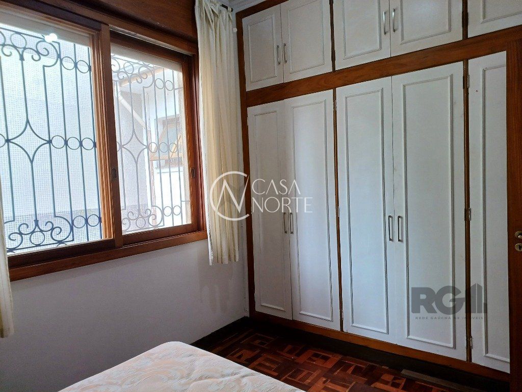 Casa à venda com 3 quartos, 231m², 1 suíte, 4 vagas, Rua Miguel Couto no bairro Menino Deus em Porto Alegre