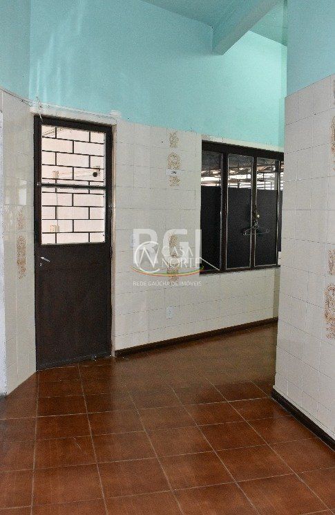 Loja à venda com 1 quarto, 230m², 1 vaga, Rua Afonso Arinos no bairro Camaquã em Porto Alegre