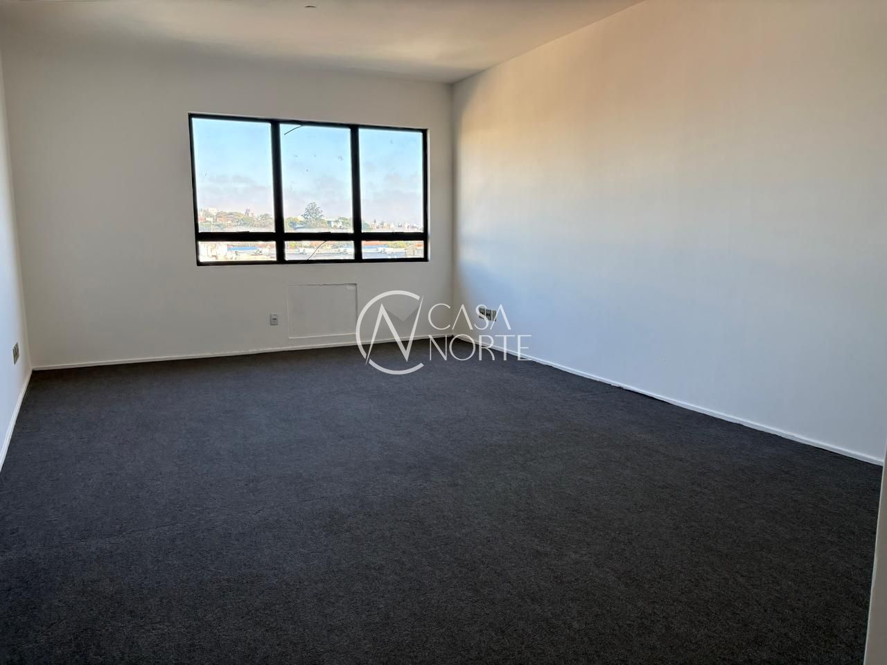 Sala Comercial à venda com 1 quarto, 37m², Avenida Andaraí no bairro Passo da Areia em Porto Alegre