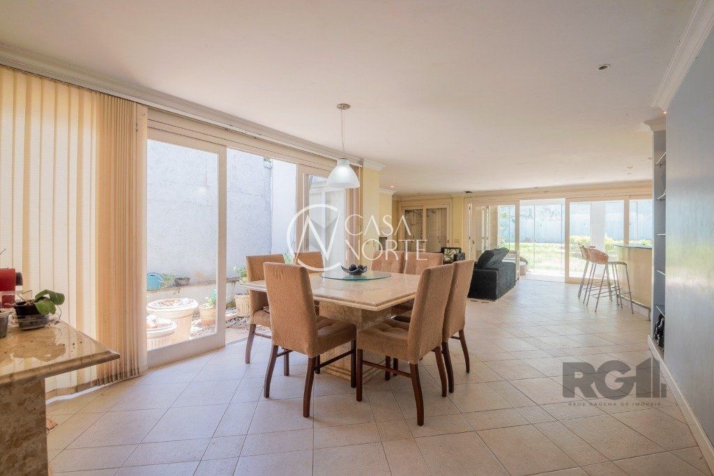 Casa à venda com 4 quartos, 350m², 4 suítes, 3 vagas, Rua Professor Ulisses Cabral no bairro Chácara das Pedras em Porto Alegre