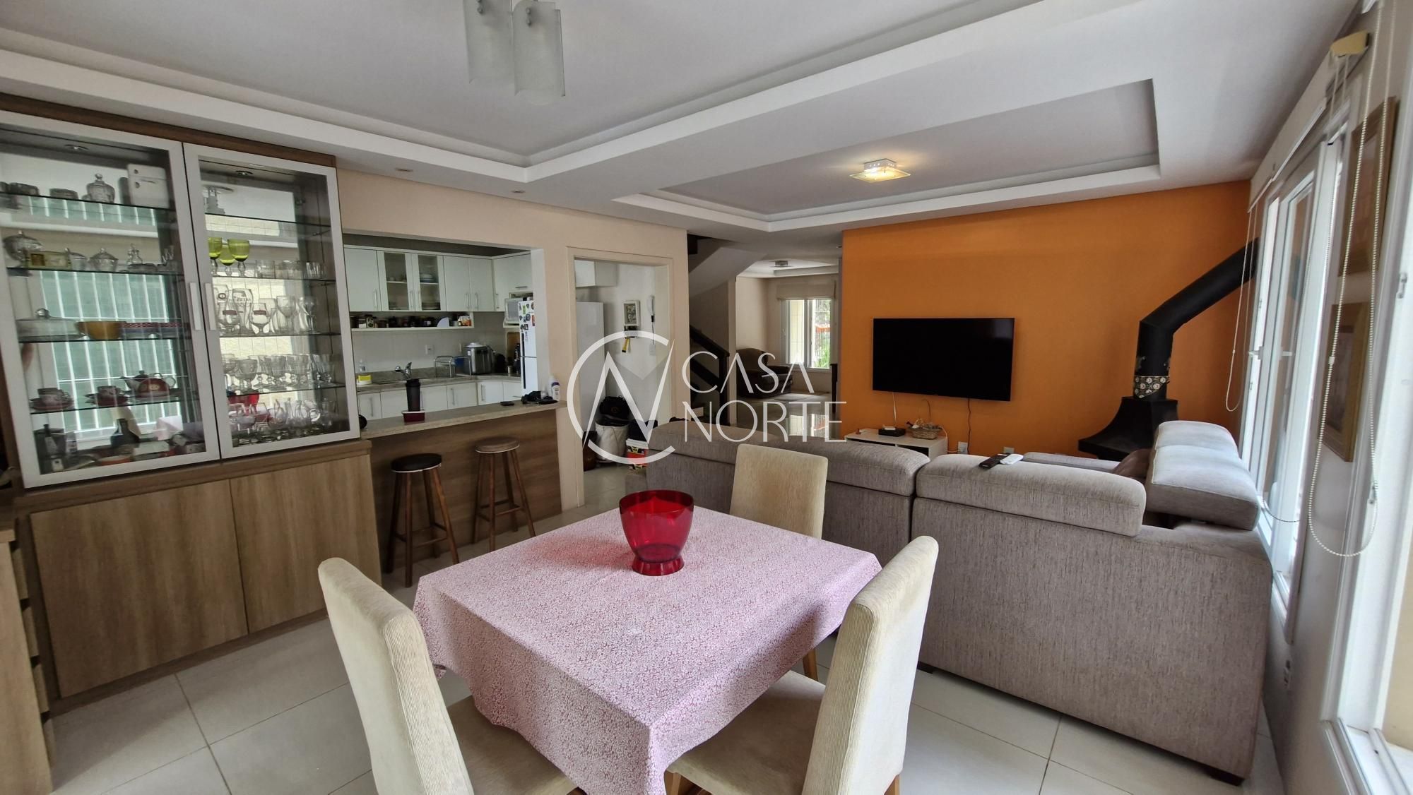 Casa à venda com 3 quartos, 240m², 1 suíte, 2 vagas, Rua Kiev no bairro Passo da Areia em Porto Alegre